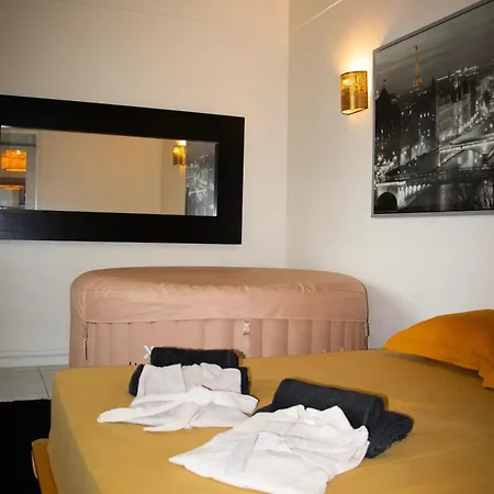 Moderne A Bagnolet, 60 M² Avec Jacuzzi بانيوليه